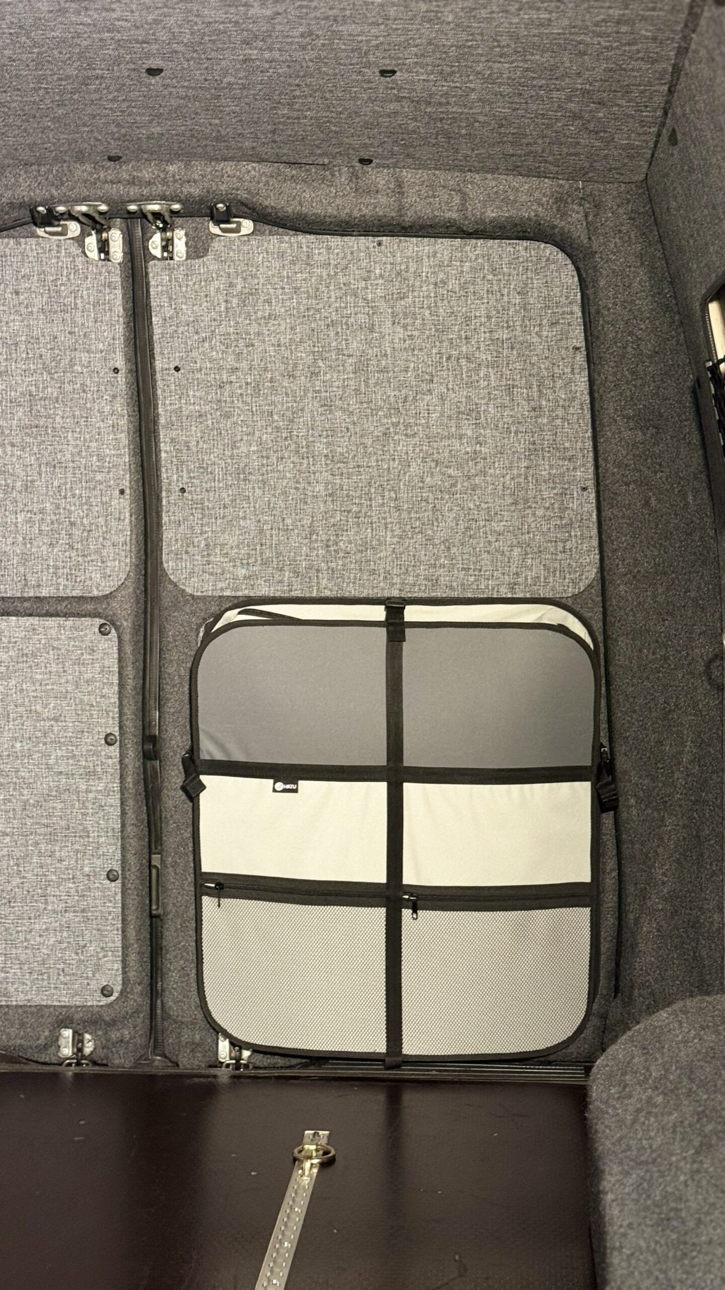 Panel na tylne drzwi Mercedes Vito z montowaną na panelu torbą HATU CARGO - obrazek 4