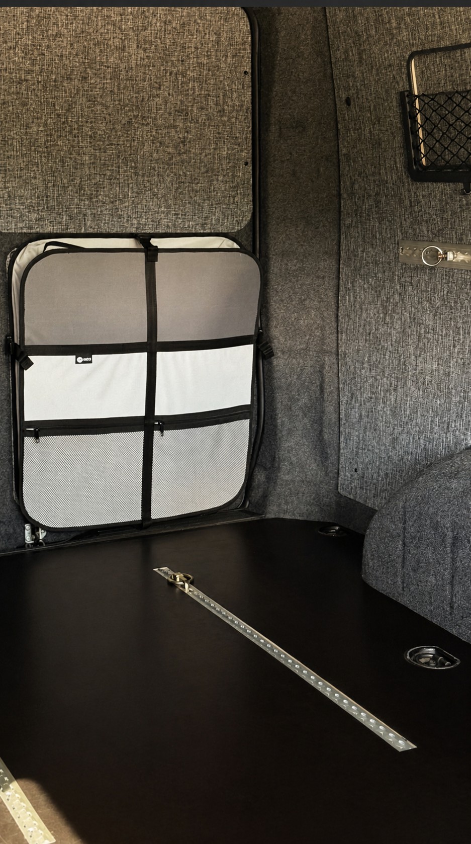 Panel na tylne drzwi Mercedes Vito z montowaną na panelu torbą HATU CARGO - obrazek 2